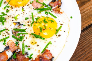 sosis, yumurta ve kızarmış tost ile bıçak