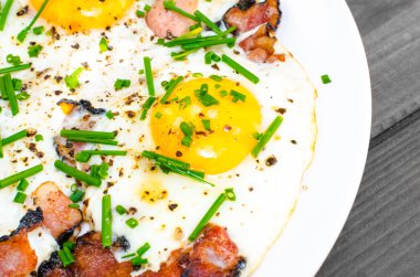 sosis, yumurta ve kızarmış tost ile bıçak