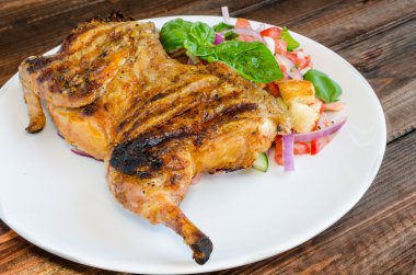 altında tuğla panzanella salata tavuk