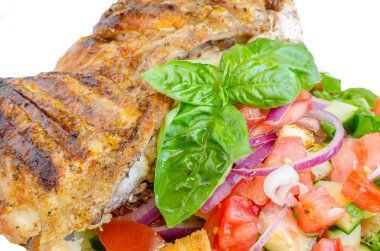 altında tuğla panzanella salata tavuk