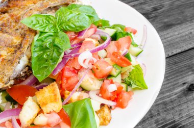 altında tuğla panzanella salata tavuk