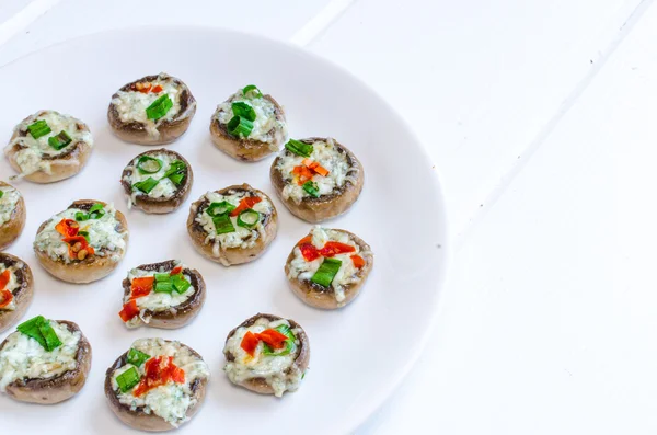 Mohrooms al horno con queso azul, pimiento rojo y cebolla de primavera —  Fotos de Stock