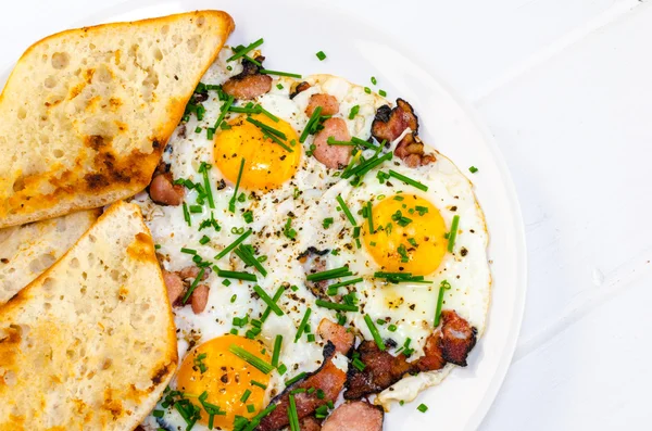 ベーコン、卵とカリカリのトースト添えチャイブ — ストック写真