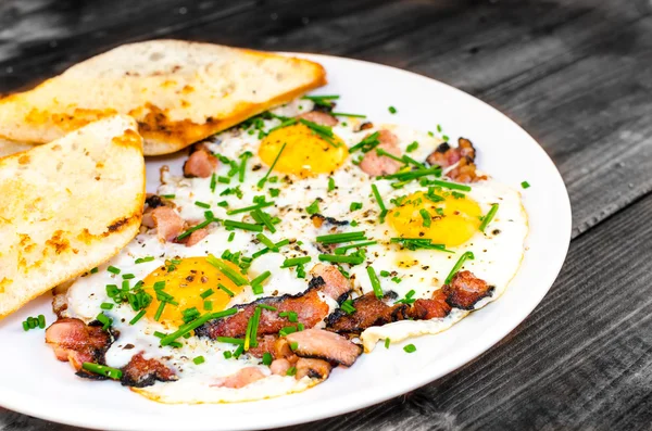 ベーコン、卵とカリカリのトースト添えチャイブ — ストック写真