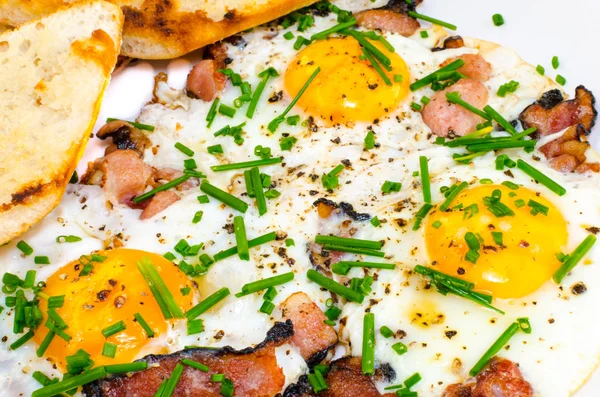 Bacon, huevos y cebollino con tostada crujiente — Zdjęcie stockowe