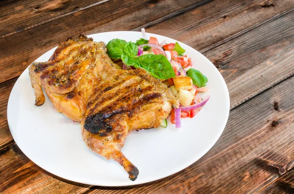 Pollo bajo un ladrillo con ensalada de panzanella —  Fotos de Stock