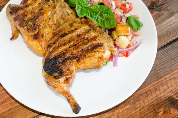 Huhn unter einem Ziegelstein mit Panzanella-Salat — Stockfoto