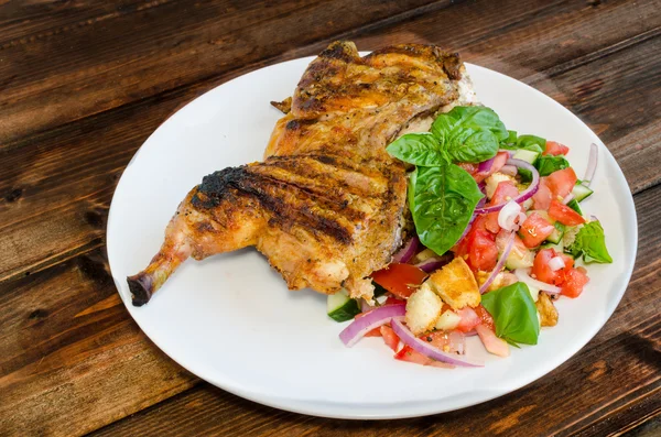 Kyckling under en tegelsten med panzanella salad — Stockfoto