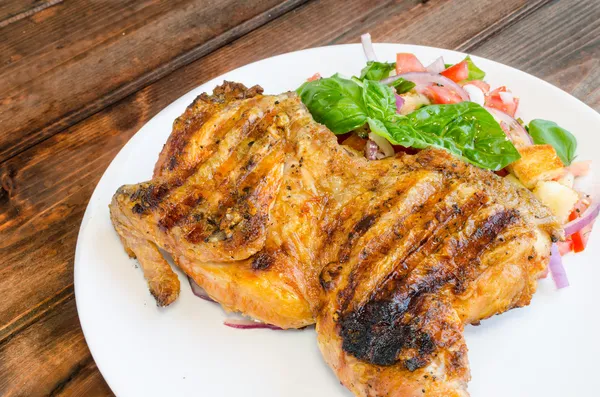 Huhn unter einem Ziegelstein mit Panzanella-Salat — Stockfoto