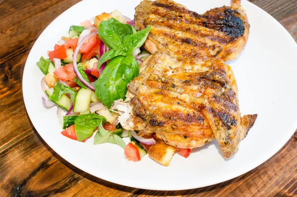 Huhn unter einem Ziegelstein mit Panzanella-Salat — Stockfoto