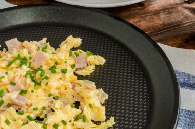 Tavada çırpılmış yumurta.