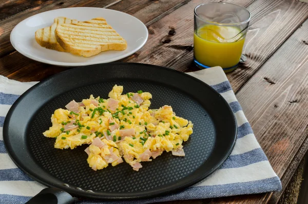 Scrambled eggs on frying pan — Stock Photo, Image
