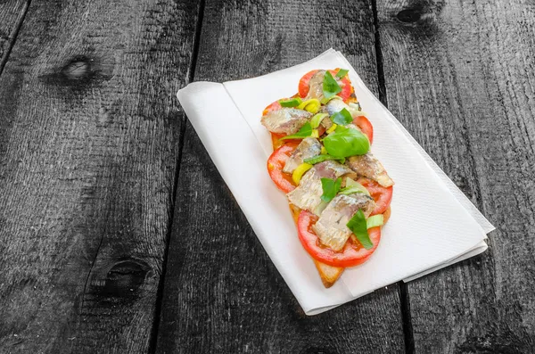 Bruschetta met tomaat, sardienen — Stockfoto