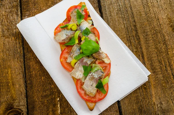 Bruschetta met tomaat, sardienen — Stockfoto