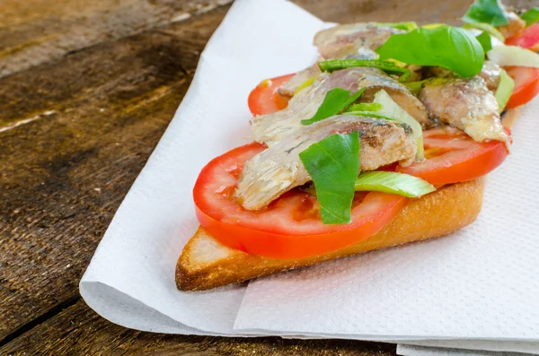 Bruschetta s rajčaty, sardinky — Stock fotografie