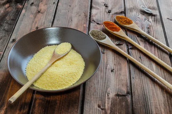 Kruid op lepel met kom couscous — Stockfoto