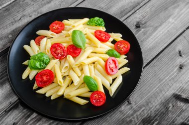 tamato ve fesleğen ile makarna