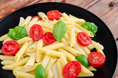 tamato ve fesleğen ile makarna