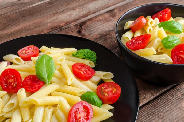 Pasta con tamato y albahaca —  Fotos de Stock