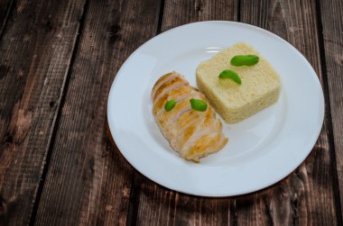 kuskus ve fesleğen ile ızgara tavuk göğsü