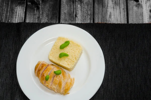 Gegrilde kippenborst met couscous en basilicum — Stockfoto
