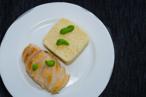 Gegrilde kippenborst met couscous en basilicum — Stockfoto