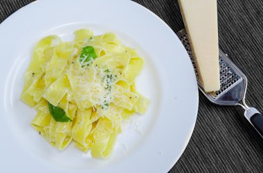 taze pappadelle makarna ile limon, fesleğen ve creame