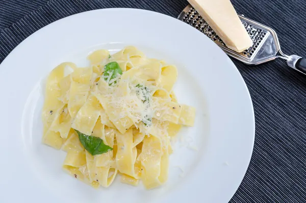 Fresh pappadelle pasta with lemon, basil and creame — Stock Photo, Image