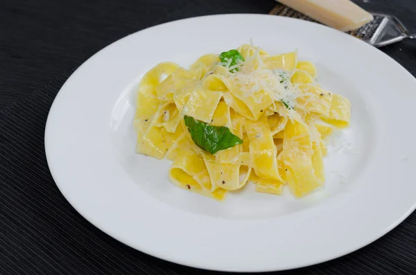 Fresh pappadelle pasta with lemon, basil and creame — Stock Photo, Image