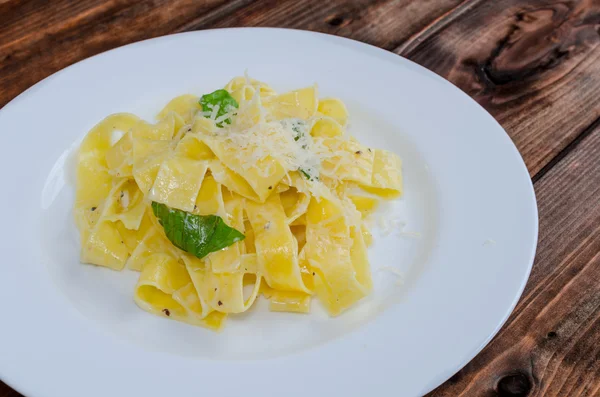 Fresh pappadelle pasta with lemon, basil and creame — Stock Photo, Image