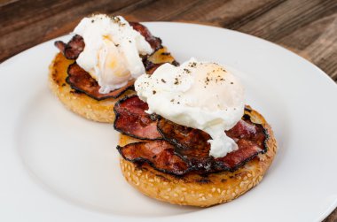 Benedict yumurta gevrek domuz pastırması ve hollandaise sosu kızarmış maffin