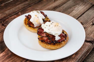 Benedict yumurta gevrek domuz pastırması ve hollandaise sosu kızarmış maffin