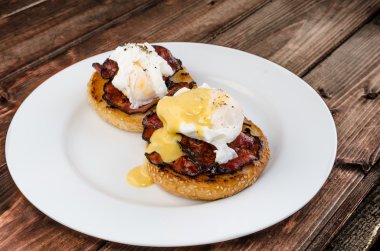 Benedict yumurta gevrek domuz pastırması ve hollandaise sosu kızarmış maffin