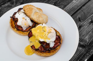 Benedict yumurta gevrek domuz pastırması ve hollandaise sosu kızarmış maffin