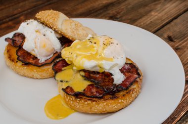 Benedict yumurta gevrek domuz pastırması ve hollandaise sosu kızarmış maffin