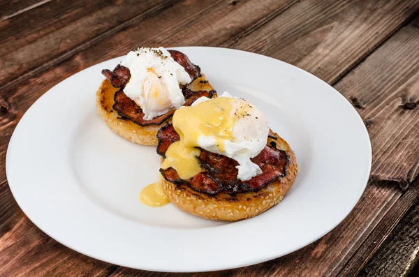 ベネディクト卵とクリスピー ベーコン、トースト maffin のオランデーズ ソース — ストック写真