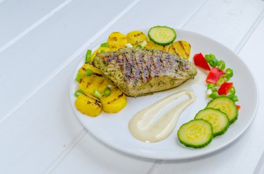 patates ve daldırma ile ızgara hindi