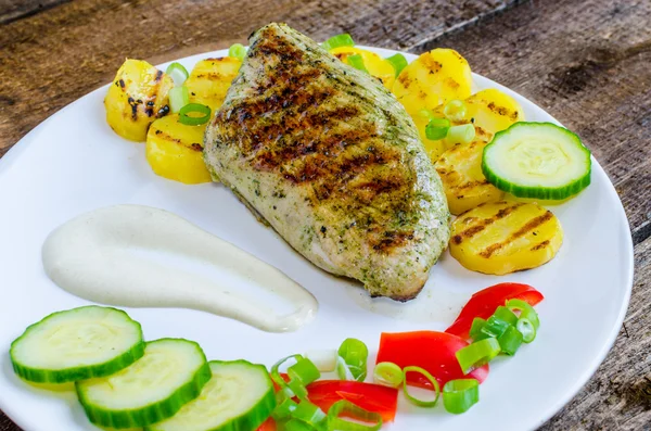 Grill Turkije met aardappelen en duik — Stockfoto