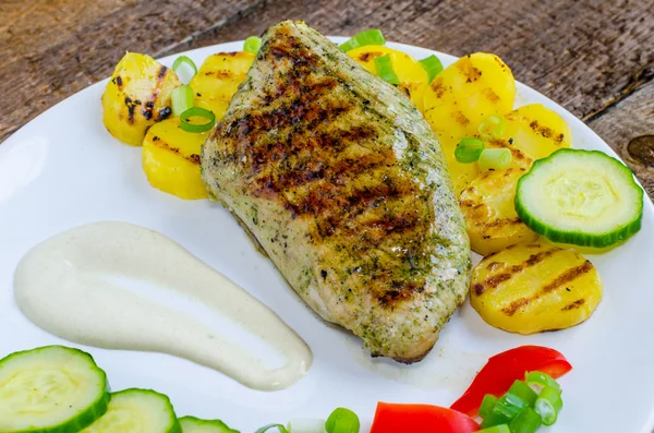 Grill Turkije met aardappelen en duik — Stockfoto