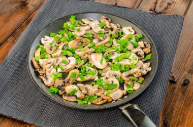 Kızarmış yağlı mantar soğan Pan ile