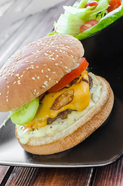 Cheeseburger met spek en tartaarsaus en tuin salade — Stockfoto