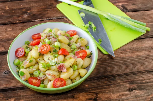 Pastas de ñoquis con jamón del bosque negro — Foto de Stock