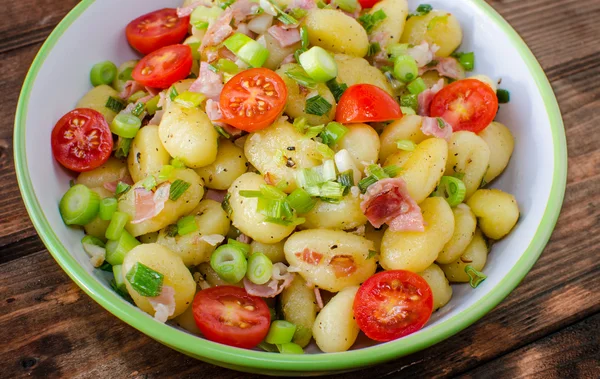 Pastas de ñoquis con jamón del bosque negro — Foto de Stock