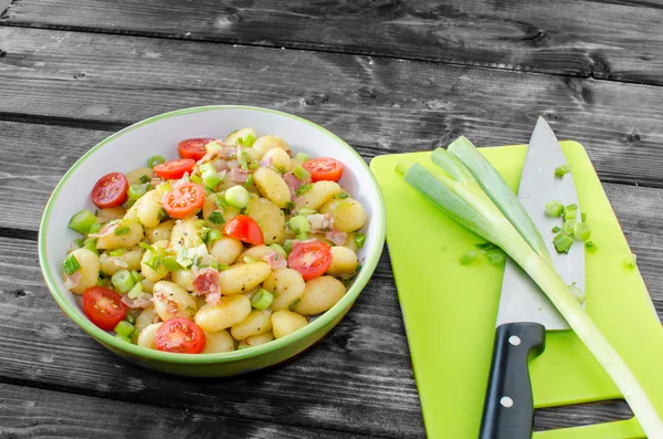 Pastas de ñoquis con jamón del bosque negro — Foto de Stock