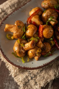 Kırmızı biberli, biberli ve otlu mantar salatası