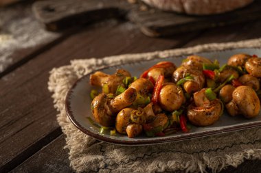 Kırmızı biberli, biberli ve otlu mantar salatası