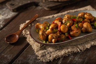 Kırmızı biberli, biberli ve otlu mantar salatası