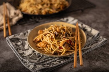 Çıtır tavuk ve mantarlı lezzetli şehriyeler.