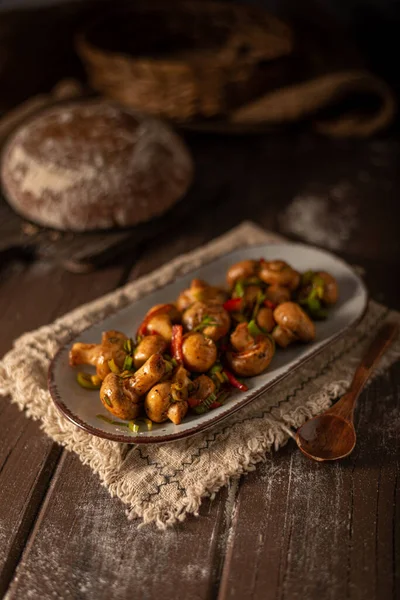 Svampsallad Med Chili Paprika Och Örter — Stockfoto