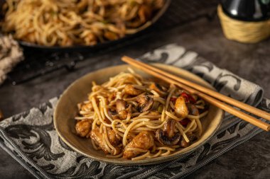 Çıtır tavuk ve mantarlı lezzetli şehriyeler.